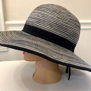 Solar Escape Packable UPF 50+ sun rating in Black/cream